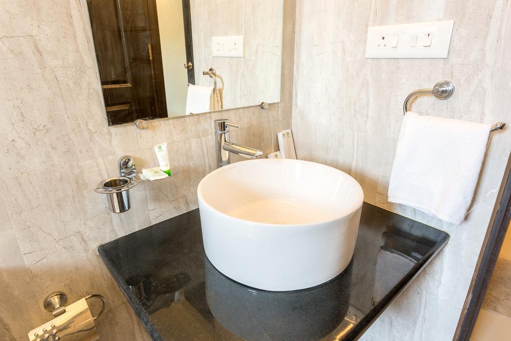 Treebo Trend Zeebo Suites Arpora Bagian luar foto